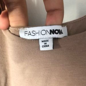 This tan sleeveless midi dress stops right below the knee, size is : L / Large